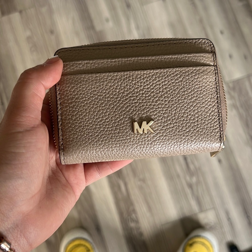 Mk toupe wallet like new